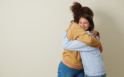 Photo of two friends hugging, to illustrate the article 